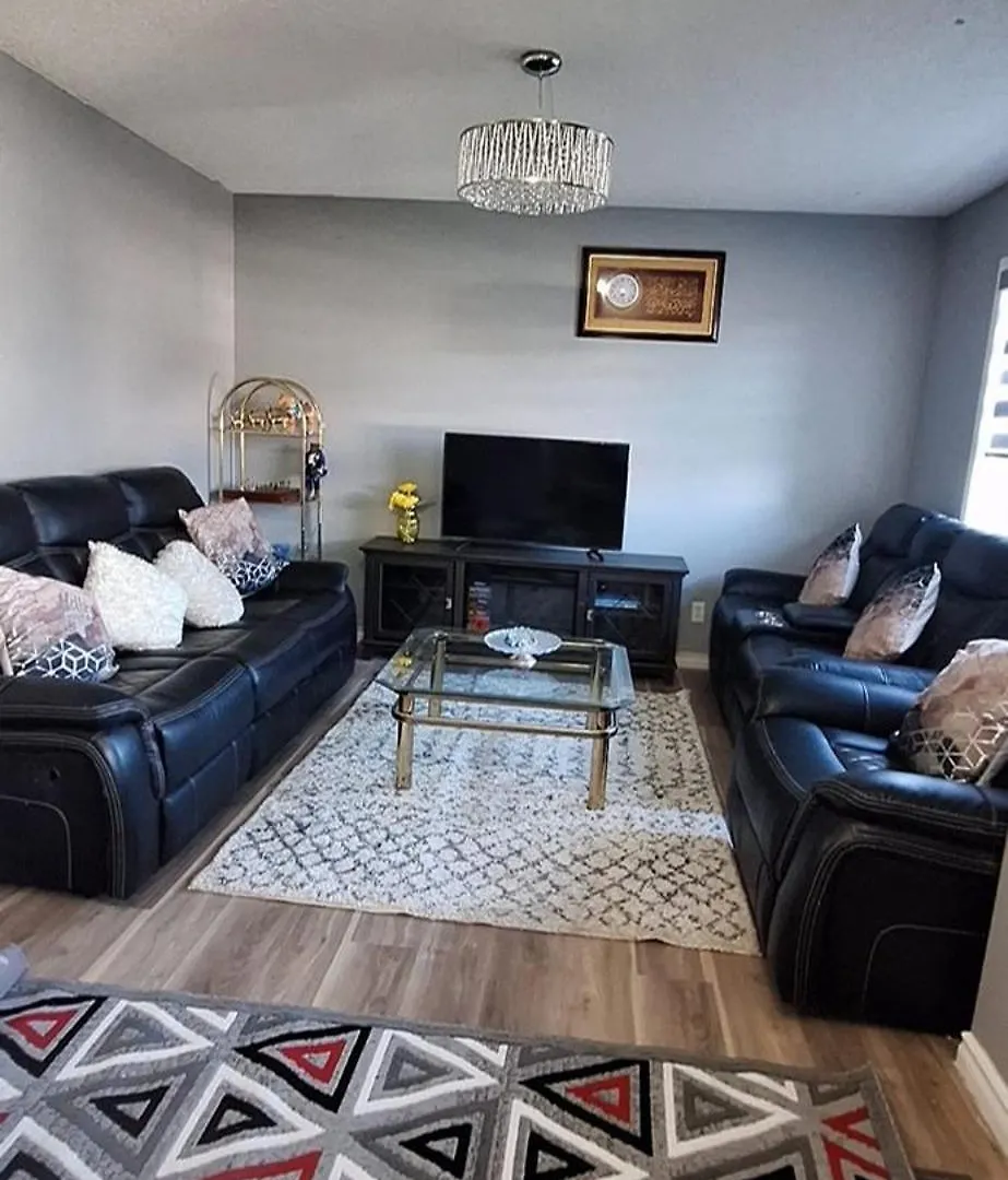 Jhs Homes YYC 0*,  Kanada